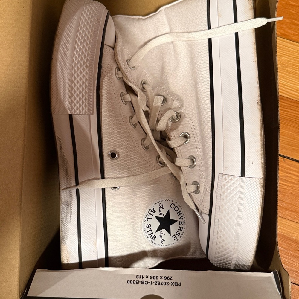 Converse White High Top Sneakers comes with box - Picture 9 of 9